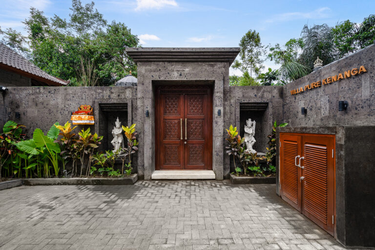 The guardians Brahma and Vishnu ensure the tranquility and protection of the Pure Kenanga villa by warding off negative energies. 