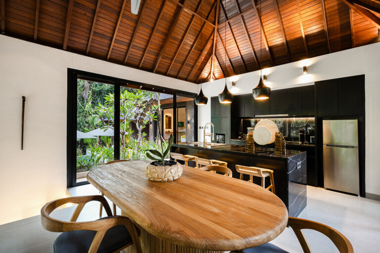 Share a convivial moment around the central island, ideal for breakfast. The kitchen features noble materials such as teak and marble.