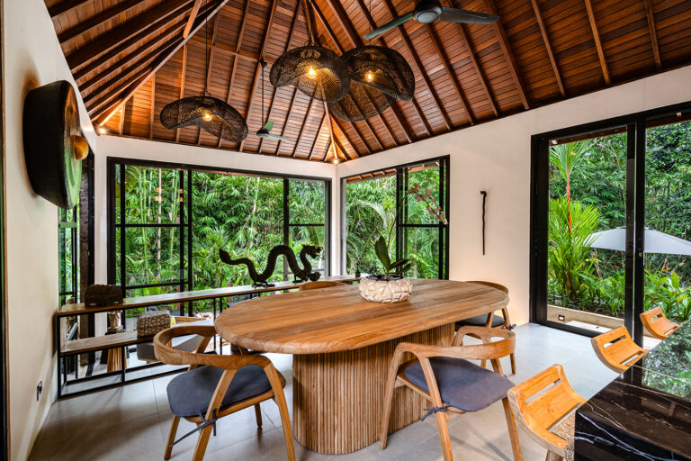 As you enter the living area, you'll be amazed by the magnificent cathedral ceiling, the jungle view and the large bay windows that bathe the entire room in light.