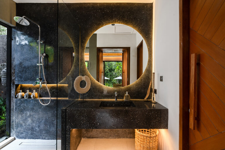 The terrazzo gives nobility to the shower room, which has a shower overlooking a landscaped tropical garden. The WC is separate for added privacy.